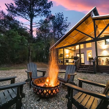 New Farmhouse-Chic Cabin With Hot Tub & Firepit 브로큰보우 외부 사진