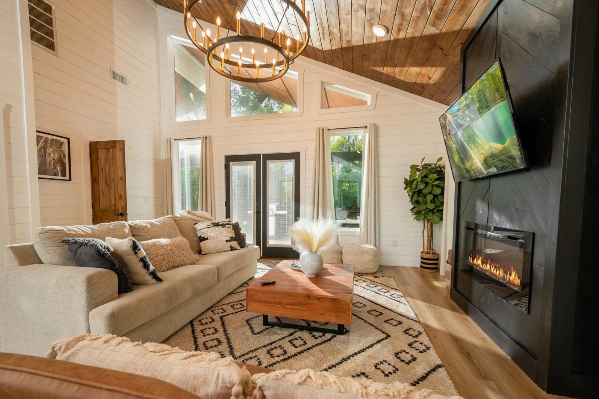 New Farmhouse-Chic Cabin With Hot Tub & Firepit 브로큰보우 외부 사진