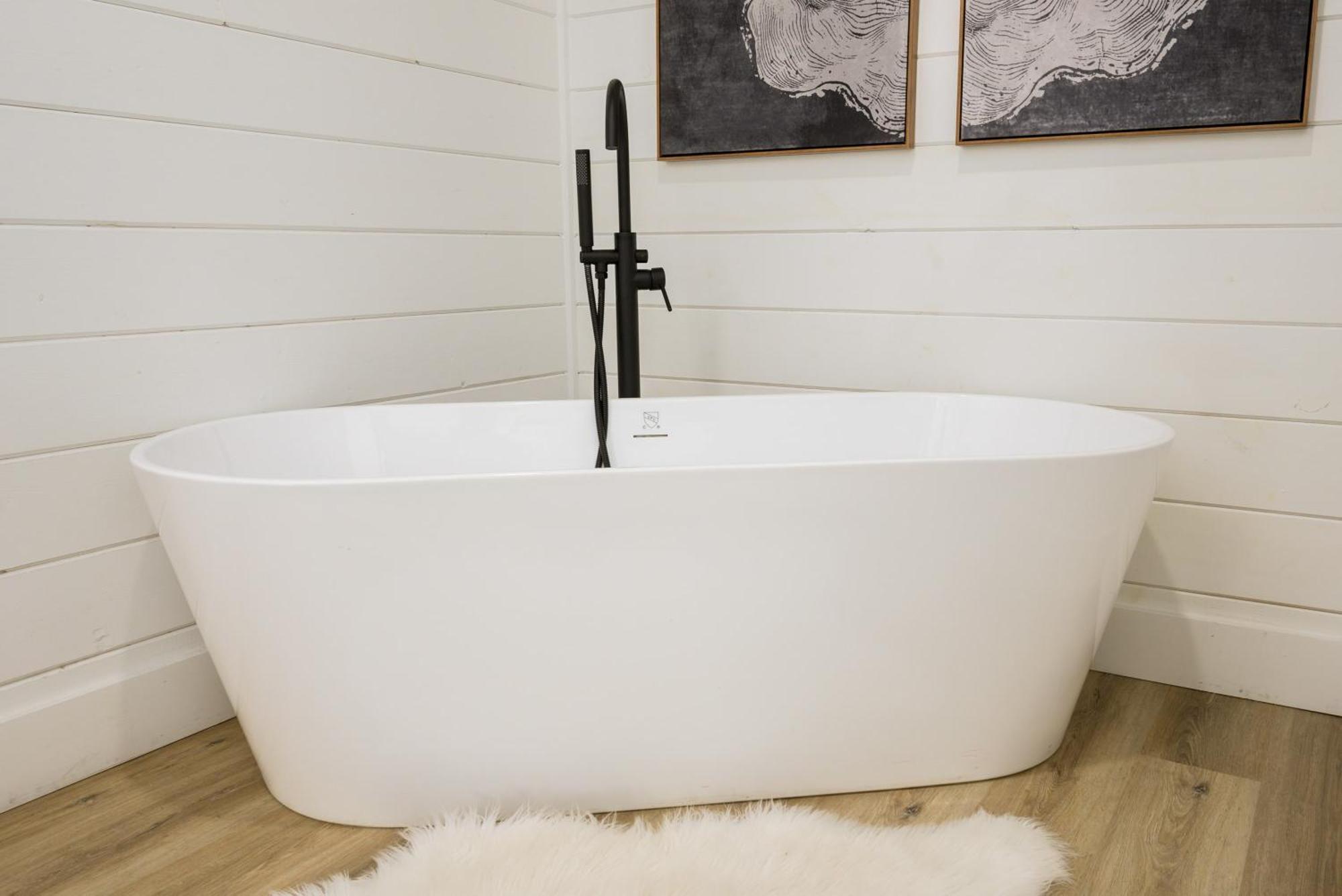 New Farmhouse-Chic Cabin With Hot Tub & Firepit 브로큰보우 외부 사진