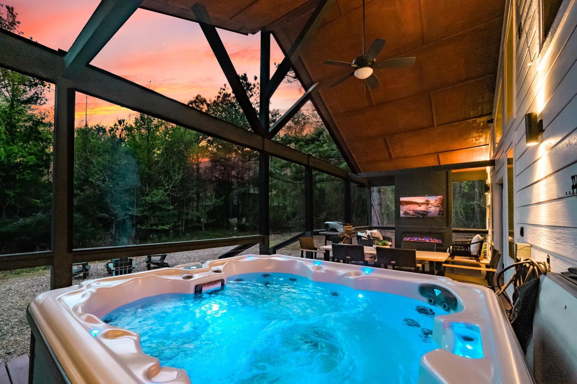 New Farmhouse-Chic Cabin With Hot Tub & Firepit 브로큰보우 외부 사진