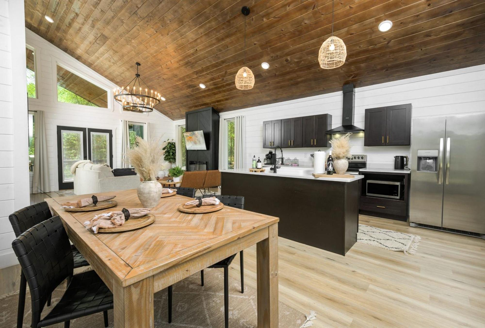 New Farmhouse-Chic Cabin With Hot Tub & Firepit 브로큰보우 외부 사진