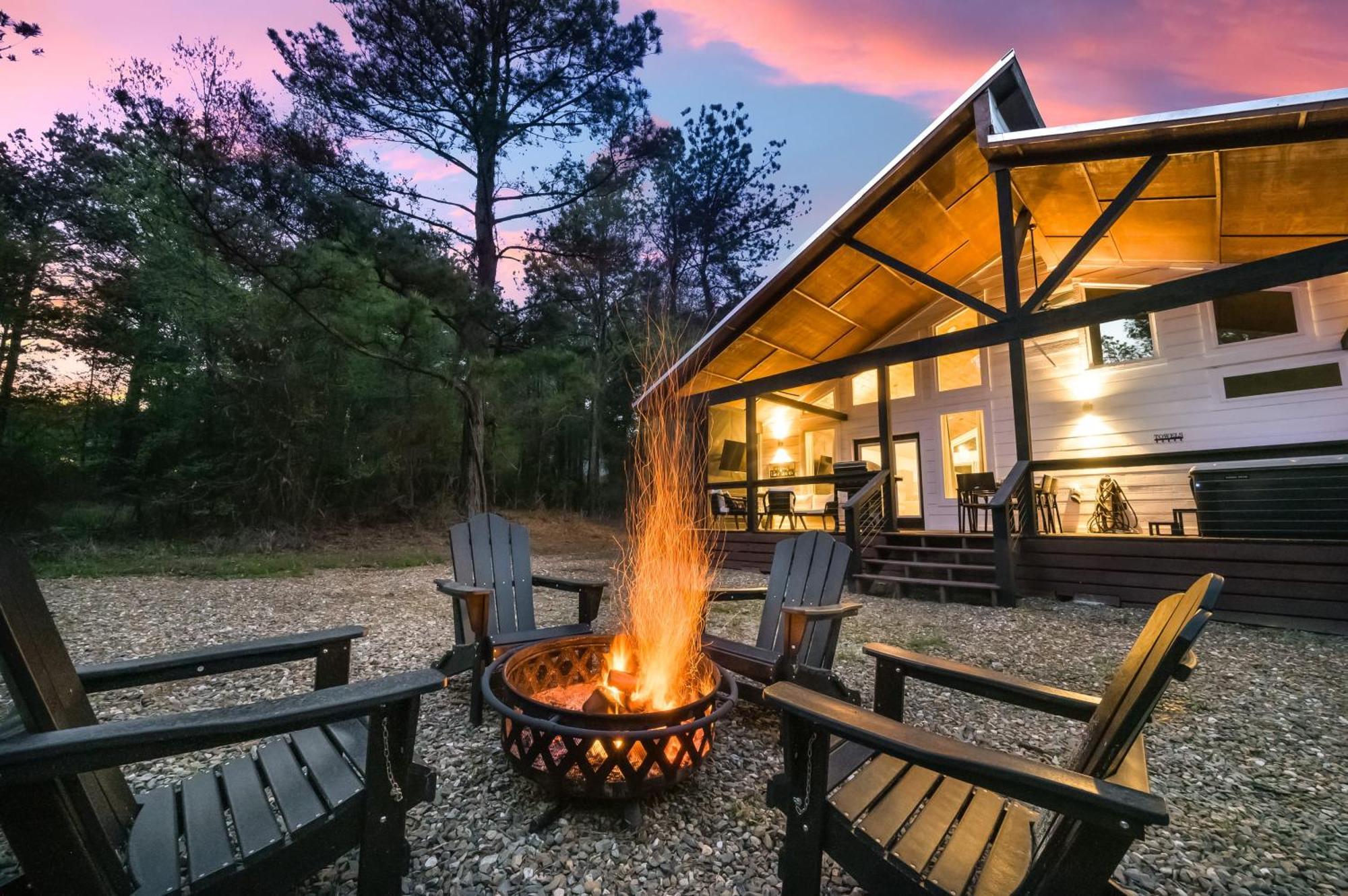 New Farmhouse-Chic Cabin With Hot Tub & Firepit 브로큰보우 외부 사진